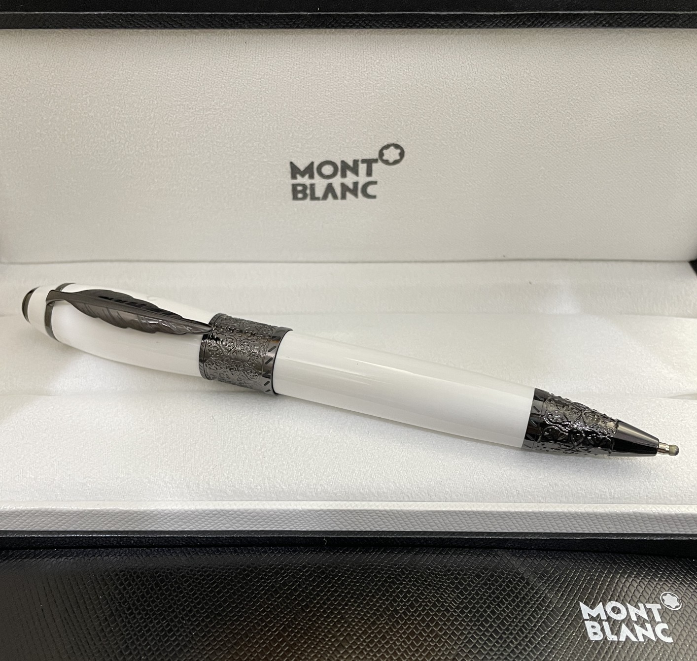 AAA Copy MontBlanc Daniel Defoe White Ballpoint Pen